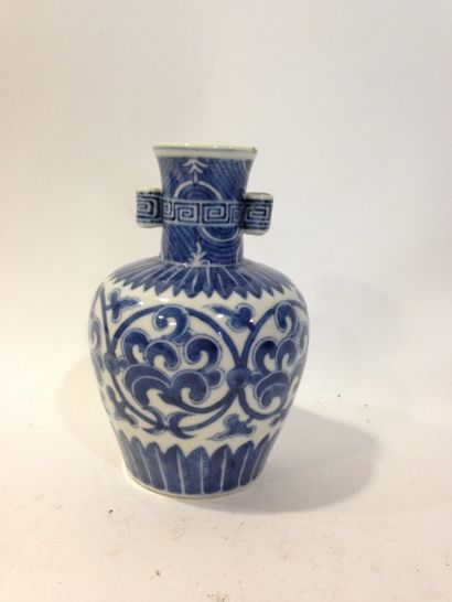 null Petit vase en porcelaine bleu-blanc à décor de rinceaux floraux et de feuilles...