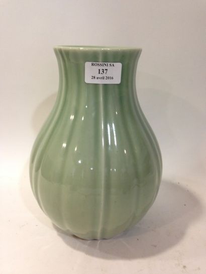 null Vase à paroie cottelée en porcelaine émaillée céladon 

Chine, fin XXème siècle

Marque...