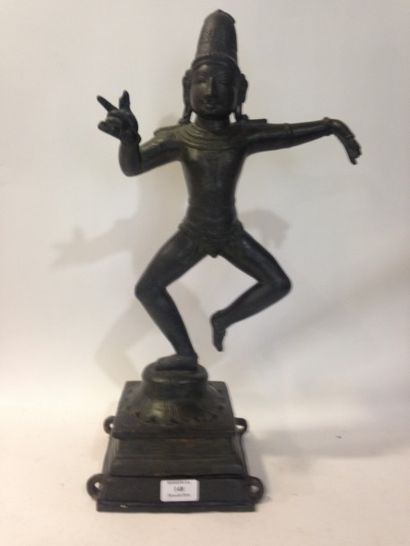 null Sujet en bronze de patine brune représentant Krishna dansant sur un lotus.

Inde,...