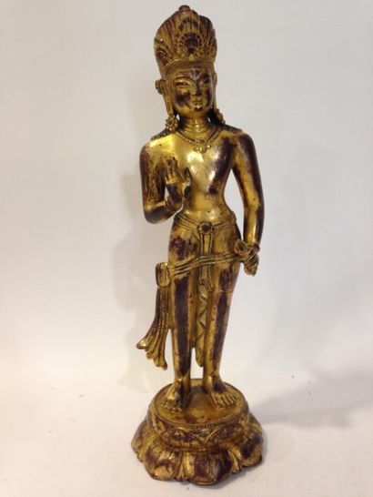 null Sujet en bronze doré représentant le boddhisattva Vajrapani debout sur un lotus,...