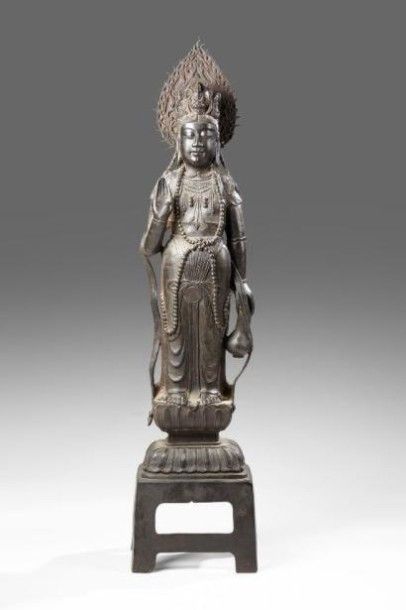 null Importante statue en bronze de patine brune représentant la déesse Guanyin debout...