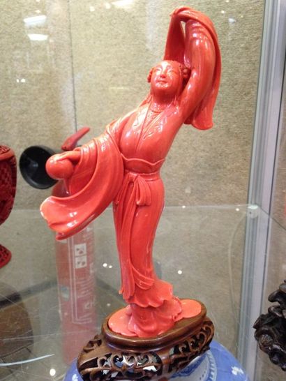 null Une statuette féminine en corail, représentant une femme jouant à la balle
...