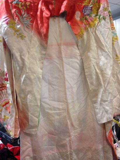 null Kimono de type Kosode (habit de mariage) en soie crème et corail brodé de fils...