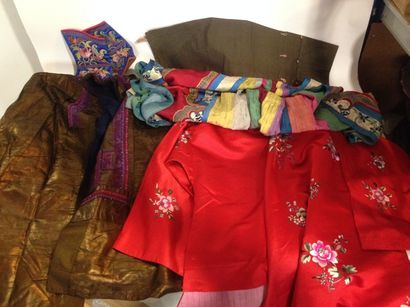 null Lot de textiles chinois comprenant une veste pour femme en soie rouge, une veste...