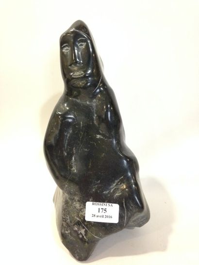 null statuette Inuit en pierre verte sculptée représentant un personnage assis

Fin...