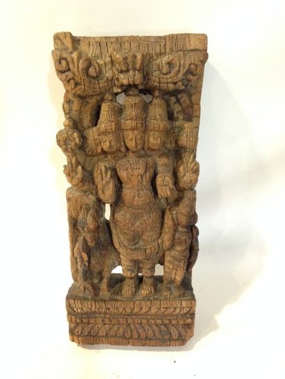 null Elément de bois de char, 

en haut relief, représentant le dieu Brahma, debout...