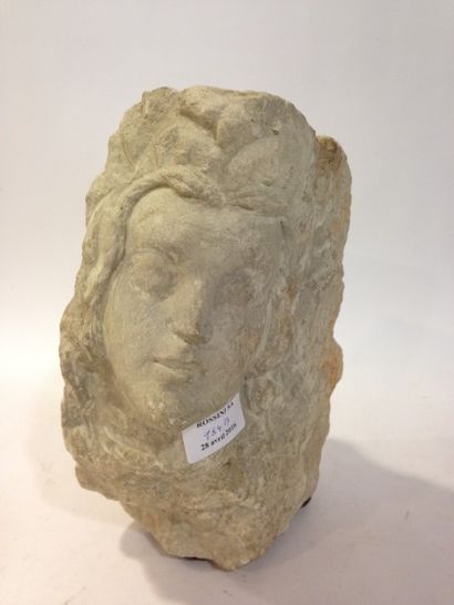 null Corbeau en pierre calcaire sculptée représentant une tête féminine.
 XVe siècle
 Hauteur...
