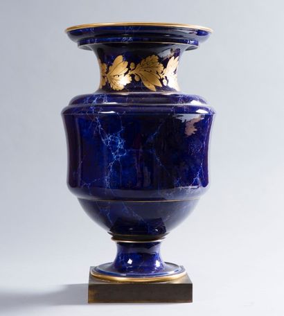 SÈVRES Vase en porcelaine de forme Médicis à bandeau à fond bleu imitant le lapis...