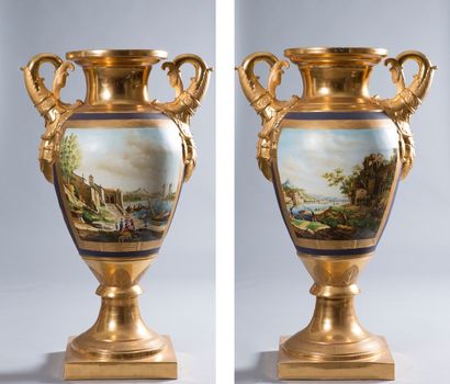 PARIS Paire de grands vases de forme balustre à décor polychrome de paysages dans...