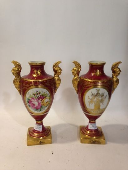 null Paire de vases balustres en porcelaine de Paris 

à fond bordeau, décor de fleurs...