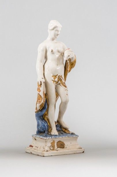 NORD Statuette en faïence représentant une figure de Vénus debout drapée sur une...
