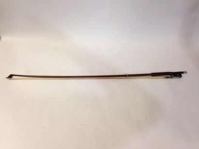 null Archet de violon
Mirecourt vers 1940/50
Baguette pernambouc montée maillechort
62.8grs
Petite...