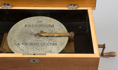 EDELWEISS boîte à musique à disques de 20,5 cm. Boîte en bois 33x33x17 cm. Remontage...