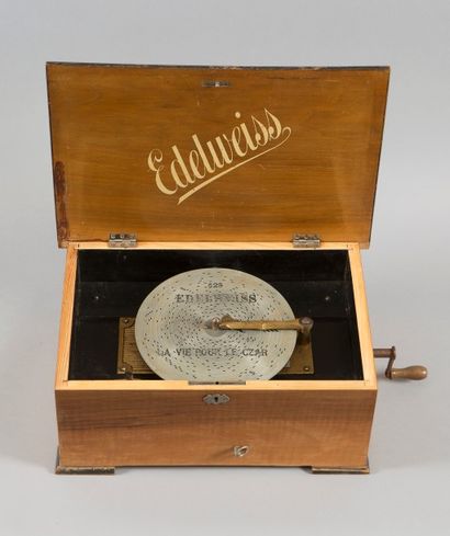 EDELWEISS boîte à musique à disques de 20,5 cm. Boîte en bois 33x33x17 cm. Remontage...