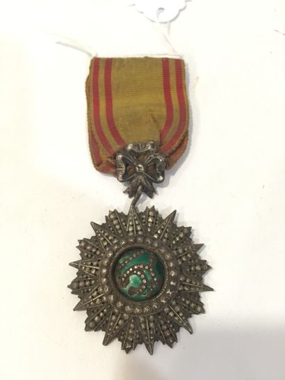 null Médaille tunisienne de chevalier de l'ordre du Nichan Iftikhar. Modéle de quatrième...