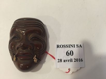 null Netsuke en bois de patine brune, représentant un masque d'Okina, la mâchoire...