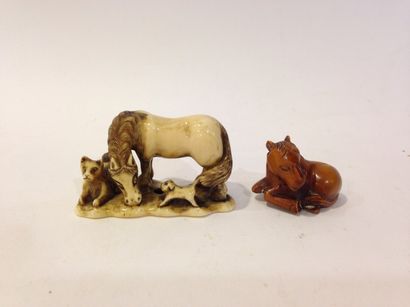 null Lot de deux netsuke en ivoire, l'un représentant un cheval avec deux chiens,...