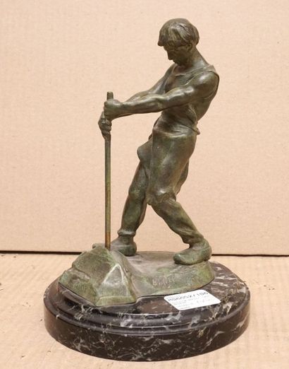 BOFILL Antoine, act. 1894-1939 
Le terrassier
Bronze à patine verte nuancée (traces...