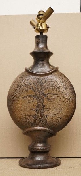MARAIS Jean, 1913-1998 
Visages et arbres
Pied de lampe en céramique à décor brun...