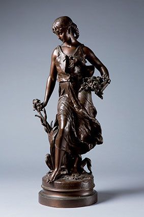 MOREAU Hippolyte, 1832-1927 
Jeune fille cueillant des fleurs
Bronze à patine brune...