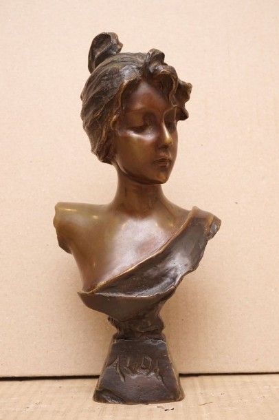 VILLANIS Emmanuel, 1858-1914 
Alda
Buste en bronze sur piédouche à patine brune et...