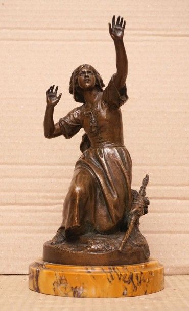 ALLAR André Joseph, 1845-1926 
Jeanne d'Arc
Bronze à patine médaille sur socle en...