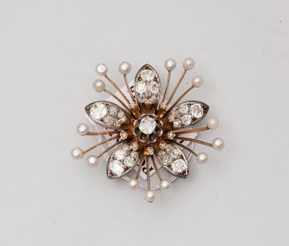 null Elément de broche trembleuse, stylisé d'une fleur sertie de diamants taillés...