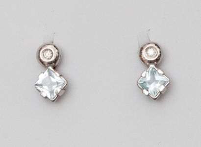 null Paire de boutons d'oreilles en or gris 18ct (750) sertis chacun d'un diamant...