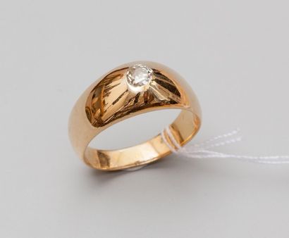 null Bague demi-jonc en or jaune 18K (750) sertie d'un diamant taille en ancienne.
Poids...