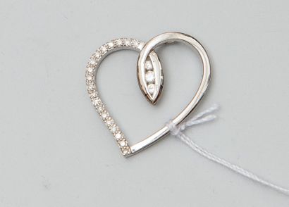 null Pendentif coeur en or gris 18ct (750) partiellement serti de diamants taillés...