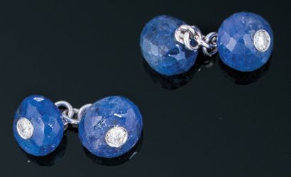 null Paire de boutons de manchette en tanzanite et en or gris 18K (750) incrustés...