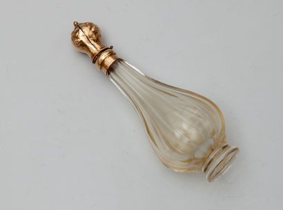 null Flacon à parfum piriforme en cristal, bouchon or. (Accident)
Début XIXe siècle.
Hauteur:...