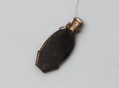 Flacon miniature en opaline noire à décor...