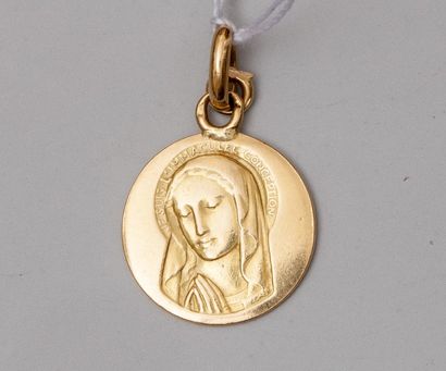 null Une médaille de la vierge en or jaune.
Poids: 2,2 g