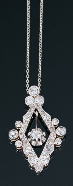 null Pendentif losange en or gris 18K (750) serti de diamants taillés en rose et...