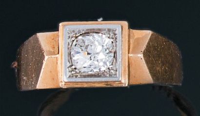 null Bague chevalière en or jaune et gris 18K (750) ornée d'un diamant taille ancienne,...
