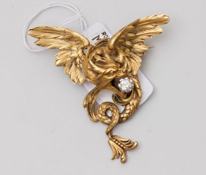 null Broche pendentif en or jaune 18K (750) ciselée une chimère retenant dans sa...