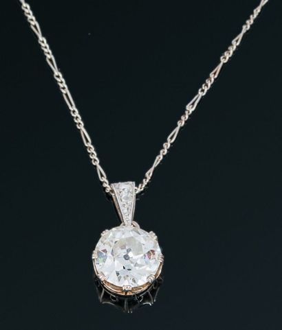 null Pendentif en or gris 18K(750) serti d'un diamant demi-taille, la bélière, de...