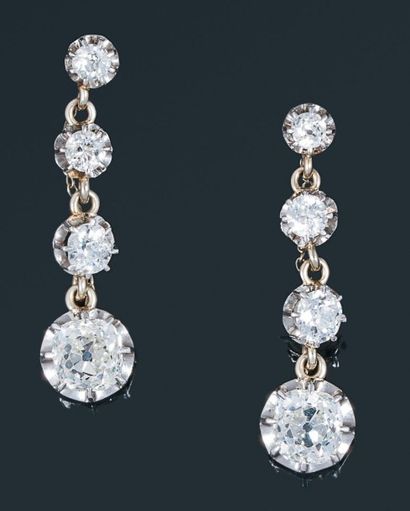 null Paire de pendants d'oreilles en or gris 18K (750) chacun serti de quatrediamants...