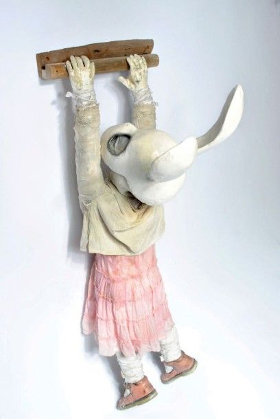 TOUPET Paul (né en 1979) Suspendue, 2015
Sculpture en papier mâché, résine et cire.
Haut....