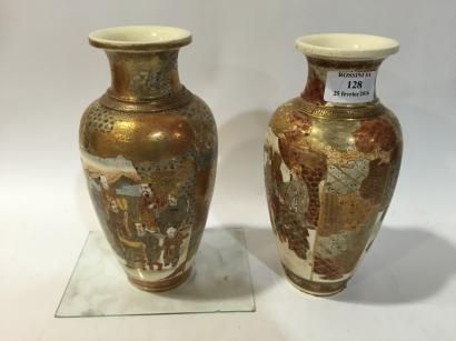 null Paire de vases en Satsuma 

à décor de personnages regardant avec amour des...