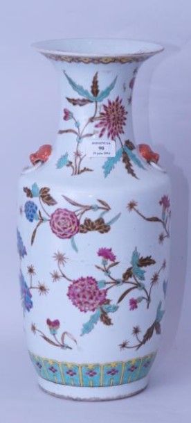 null Vase à haut col en porcelaine émaillée à décor de fleurs. Chine. Haut.: 46 ...