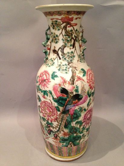 null Vase balustre en porcelaine à décor de phénix et de pivoine

Chine, vers 1900

H....