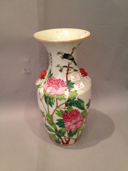 null Vase balustre en porcelaine, à décor de pivoines, Chine