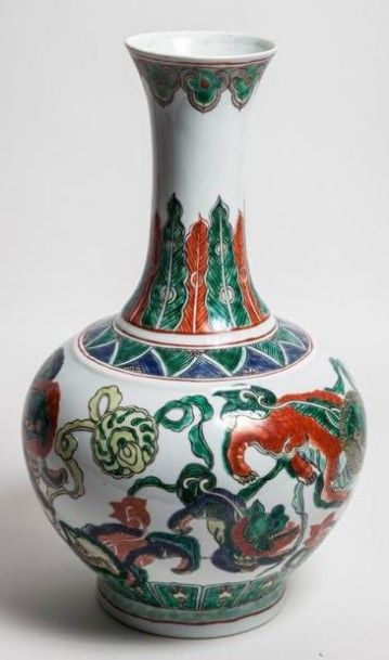 null Vase en porcelaine de Chine de la Famille verte à décor de dragons

porte une...