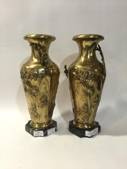 null MOREAU Louis-Auguste, 

Paire de vase en bronze doré de formes balustre à décor...