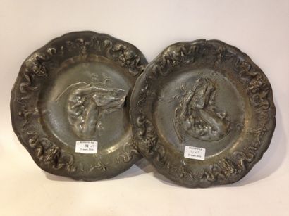 null DESBOIS Jules (1851 - 1935)

Paire de plats en étain ornés en relief d'une scène...