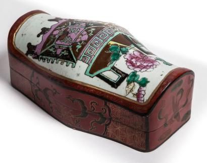 null Boîte en laque rouge violonné et couvercle en porcelaine à décor d'objets mobiliers.

Chine,...