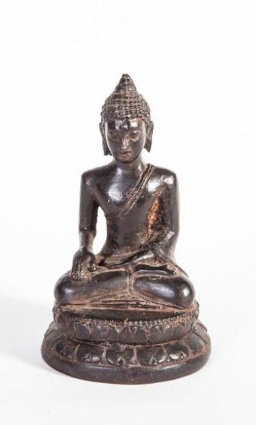 null Bouddha en bronze patiné

assis sur une base lotiforme faisant le geste de la...