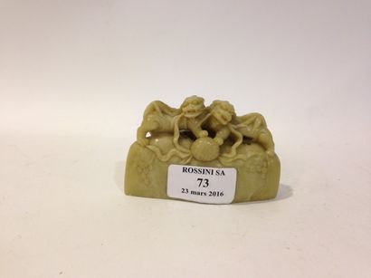 null cachet en stéatite beige sculpté de deux lions bouddhiques autour d'une balle...